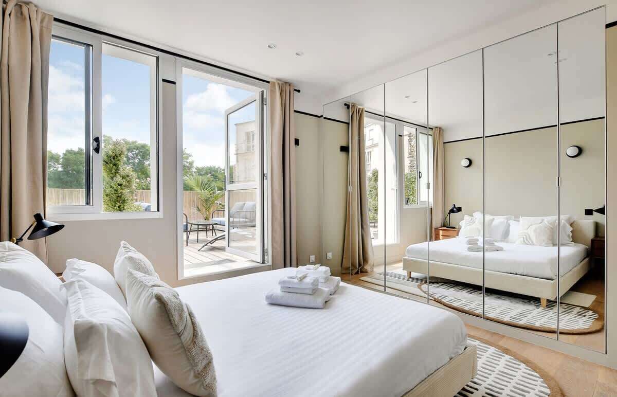 Iron/ironing board, travel crib, WiFi, bed sheets