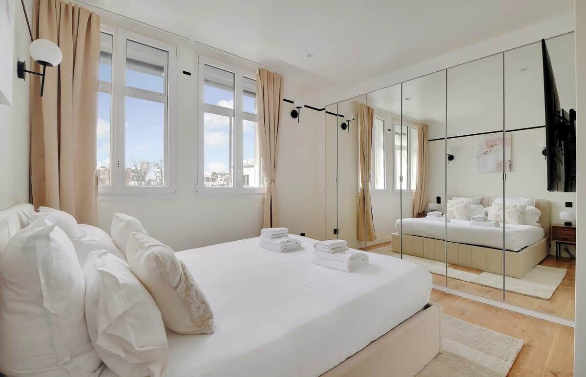 Iron/ironing board, travel crib, WiFi, bed sheets