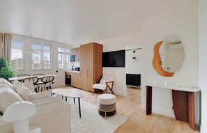 TV, offices - A Magnificent 1-BR/1Ba in Daumesnil (Paris)