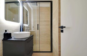 Shower, hair dryer - A Magnificent 1-BR/1Ba in Daumesnil (Paris)