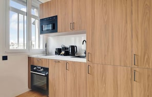 Wasserkocher mit Kaffee-/Teezubehör, Kühlschrank, Mikrowelle, Ofen