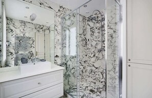 Shower, hair dryer, shampoo - A Stunning 2-BR/2BA in Opéra - Saint-Lazare (Paris)