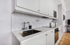 Fridge, microwave, oven, stovetop - A Stunning 2-BR/2BA in Opéra - Saint-Lazare (Paris)
