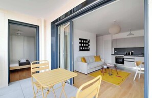 TV, offices - A Design 2-BR/1-BA with Terrace in Clichy (Clichy)