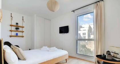 A Design 2-BR/1-BA with Terrace in Clichy