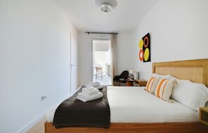 Iron/ironing board, travel cot, WiFi, bed sheets - A Design 2-BR/1-BA with Terrace in Clichy (Clichy)