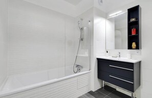 Shower, hair dryer - A Design 2-BR/1-BA with Terrace in Clichy (Clichy)
