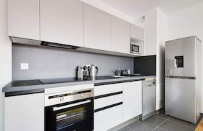 Fridge, microwave, oven, stovetop - A Design 2-BR/1-BA with Terrace in Clichy (Clichy)