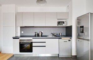 Fridge, microwave, oven, stovetop - A Design 2-BR/1-BA with Terrace in Clichy (Clichy)