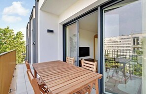 Outdoor dining - A Bright 3-BR/2BA in Clichy (Clichy)