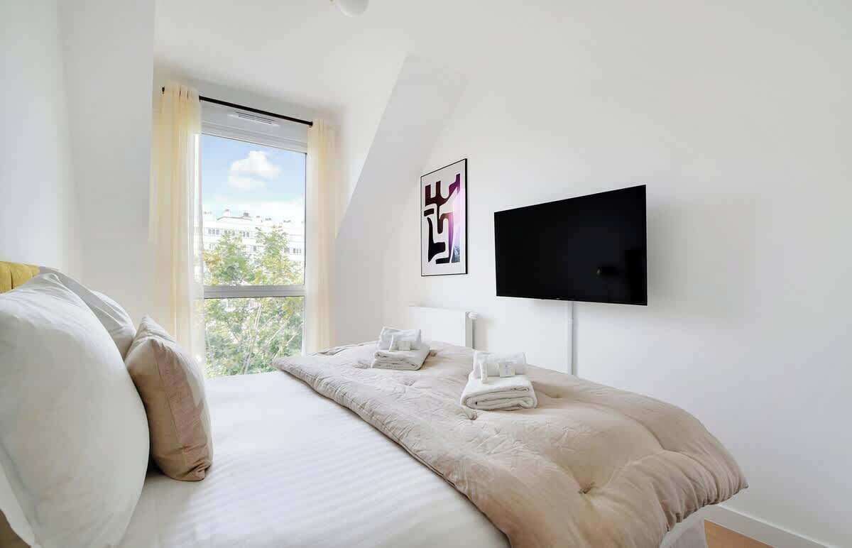 Iron/ironing board, travel crib, WiFi, bed sheets