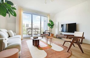 TV, offices - A Bright 3-BR/2BA in Clichy (Clichy)
