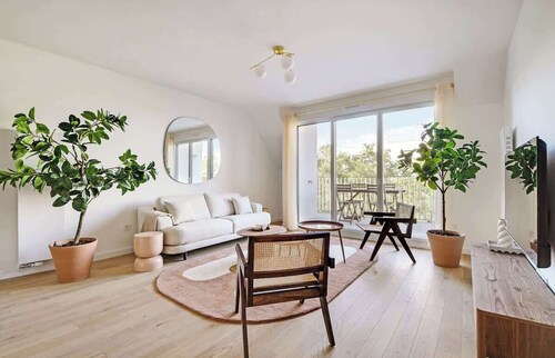 A Bright 3-BR/2BA in Clichy