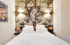 Tabla de planchar con plancha, cuna de viaje, wifi y ropa de cama 