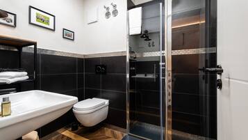 Douche, sĂšche-cheveux, serviettes fournies