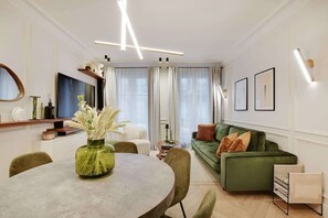TV, offices - The Lander - Serviced 3BR/3BA - Champs Elysées (Paris)