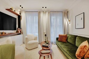TV, offices - The Lander - Serviced 3BR/3BA - Champs Elysées (Paris)