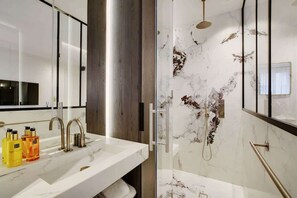 Een douche, een haardroger