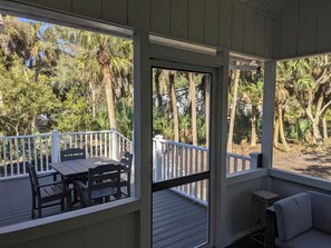 Outdoor dining - 500 Remora Dr - 2 Ensuite, Scr Porch/Deck, Golf Cart & Amenity Avail, Pet OK (Fripp Island)