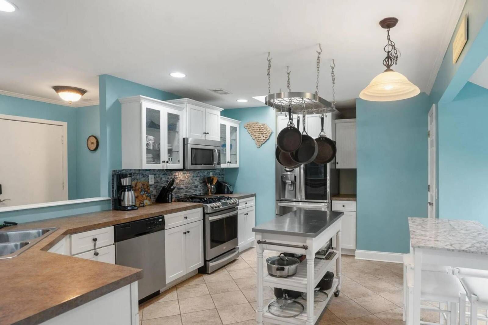 Réfrigérateur, four à micro-ondes, un four, surface de cuisson