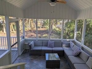 Smart TV, books - 500 Remora Dr - 2 Ensuite, Scr Porch/Deck, Golf Cart & Amenity Avail, Pet OK (Fripp Island)