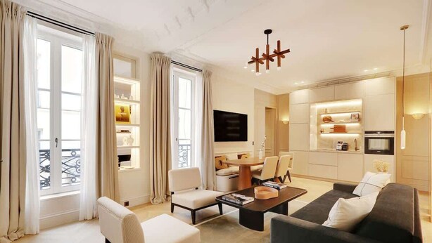En moderne stue med sofa, stole, sofabord og spisebord.