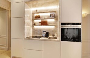 Een koelkast, een magnetron, een oven, een kookplaat