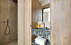 Shower, hair dryer - The Lander - Serviced 3BR/3BA - Louvre Rivoli I (Paris)