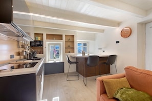 Frigorifero, microonde, piano cottura, lavastoviglie