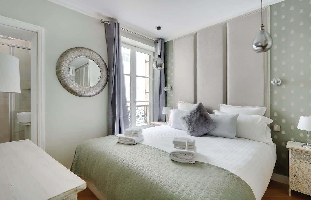 Planxa i posts de planxar, un bressol de viatge, wifi i roba de llit 