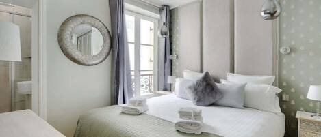 Planxa i posts de planxar, un bressol de viatge, wifi i roba de llit