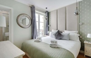 Een strijkplank/strijkijzer, reisbedje, wifi, beddengoed