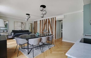 Dining - A Luxury 3-BR/3BA with A/C in Montmartre (Paris)