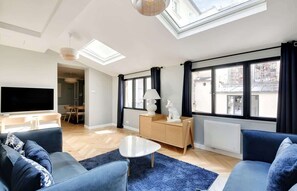 Televisión y oficina 