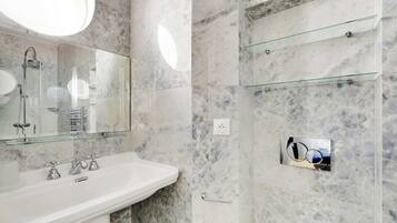 Regadera y secadora de cabello