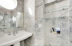 Regadera y secadora de cabello 