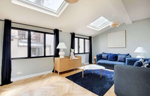 Televisión y oficina 