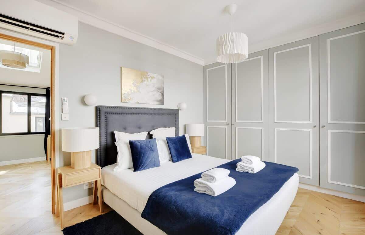 Fer et planche à repasser, lit parapluie, Wi-Fi, draps fournis