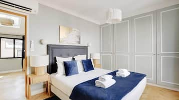 Tabla de planchar con plancha, cuna de viaje, wifi y ropa de cama