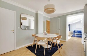 Dining - A Wonderful 2-BR/2BA in Montmartre (Paris)