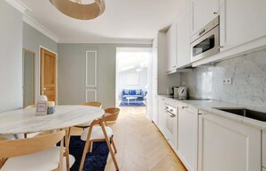 Fridge, microwave, oven, stovetop - A Wonderful 2-BR/2BA in Montmartre (Paris)