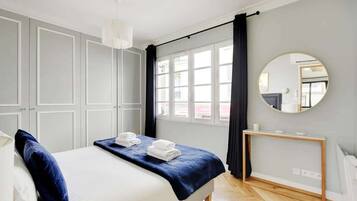 Tabla de planchar con plancha, cuna de viaje, wifi y ropa de cama