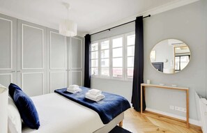 Tabla de planchar con plancha, cuna de viaje, wifi y ropa de cama 