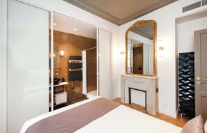 Iron/ironing board, travel cot, WiFi, bed sheets - A Luxurious 3-BR apartment in the Champs Elysées (Paris)
