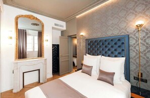 Iron/ironing board, travel cot, WiFi, bed sheets - A Luxurious 3-BR apartment in the Champs Elysées (Paris)