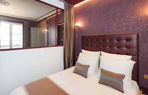 Iron/ironing board, travel cot, WiFi, bed sheets - A Beautiful 2-BR apartment in the Champs-Elysées (Paris)