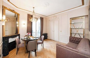 TV, offices - A Beautiful 2-BR apartment in the Champs-Elysées (Paris)