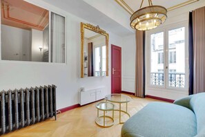 TV, offices - A Sweet 2-BR nest in the Champs-Elysées (Paris)