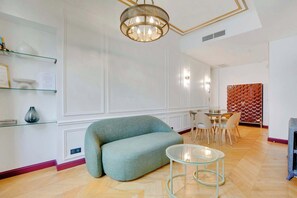 TV, offices - A Sweet 2-BR nest in the Champs-Elysées (Paris)