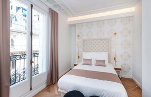 Iron/ironing board, travel cot, WiFi, bed sheets - A Sumptuous 2-BR apartment in the Champs-Elysées (Paris)